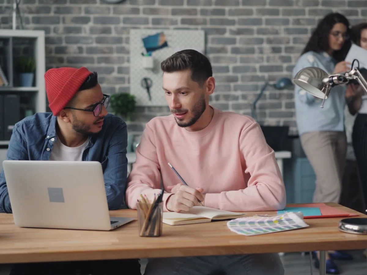 Une équipe travaille ensemble autour d'une table dans un bureau.